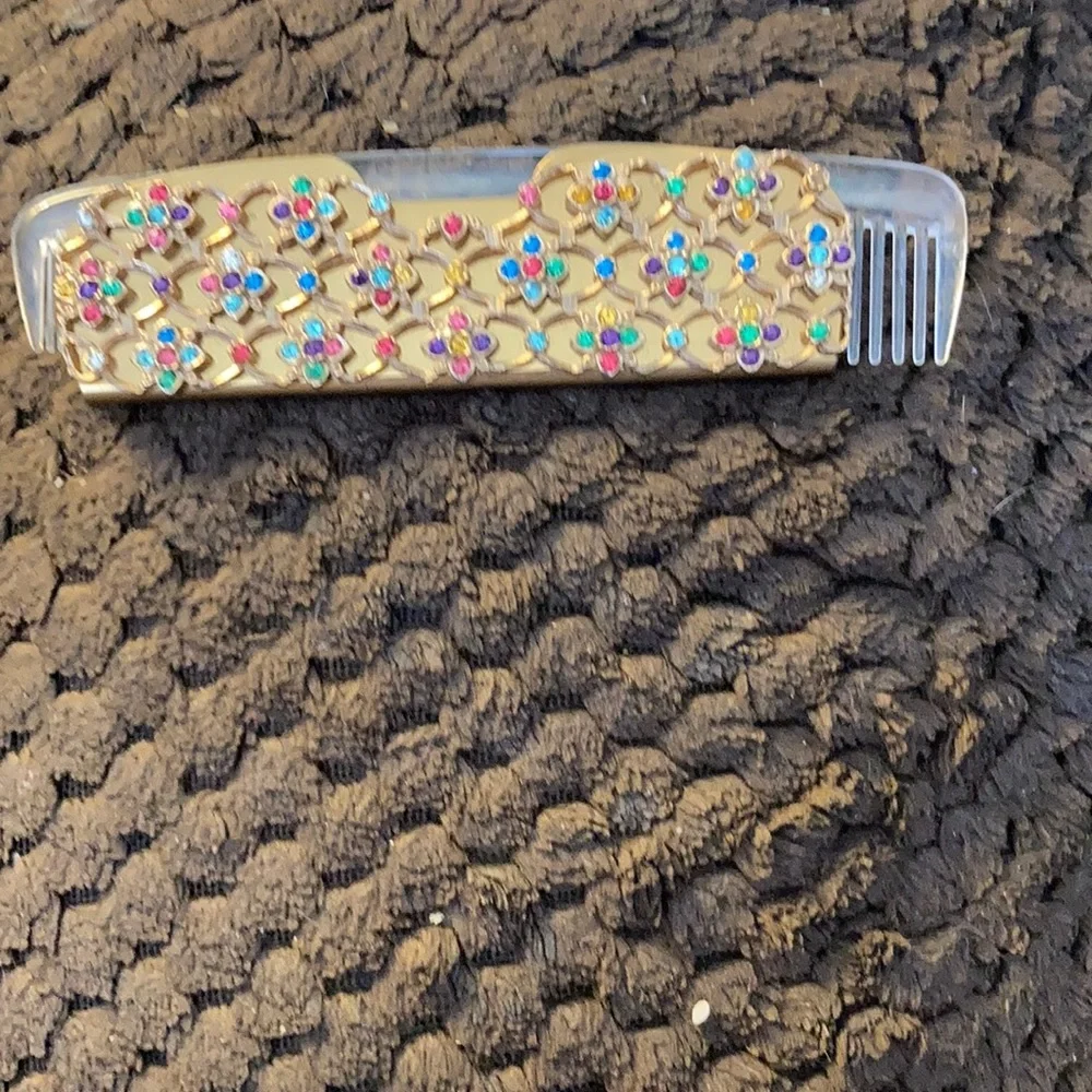Unique comb holder